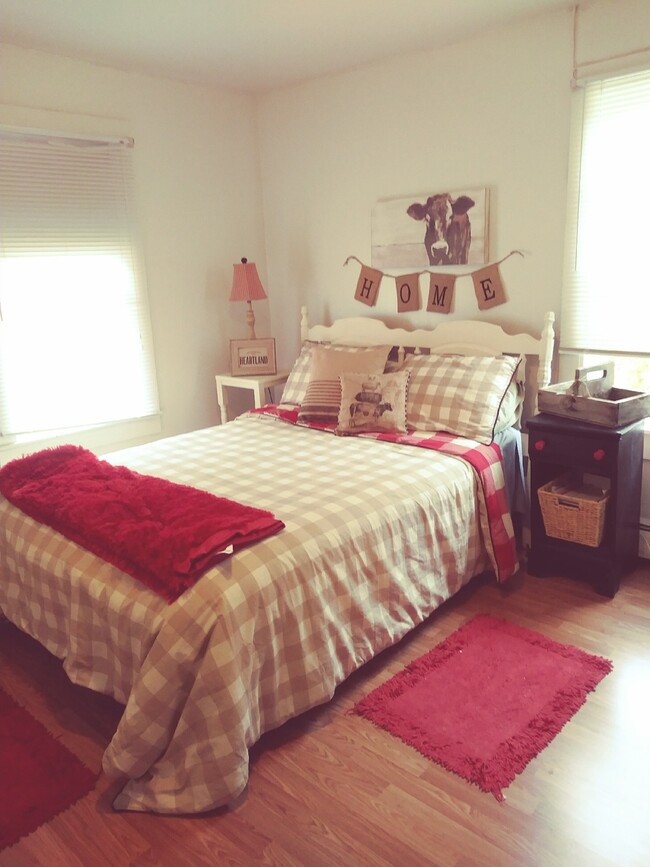 Cozy bedroom - 235 1/2 Maple Ave