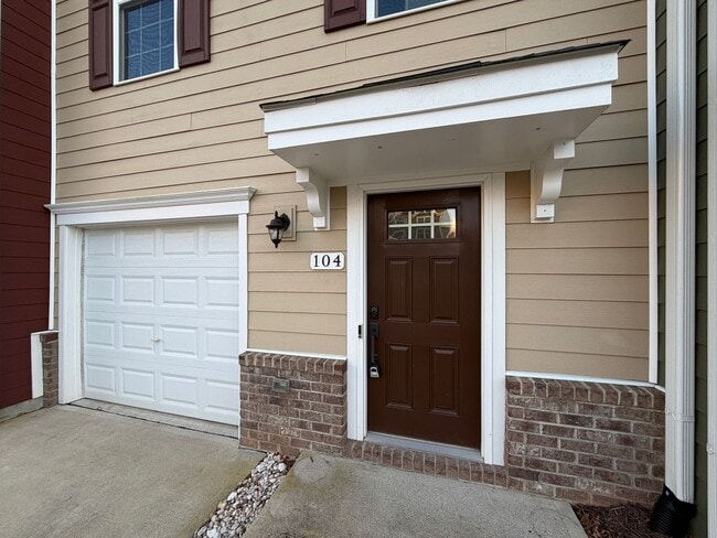 Building Photo - Like-New 4 Bedroom Townhouse