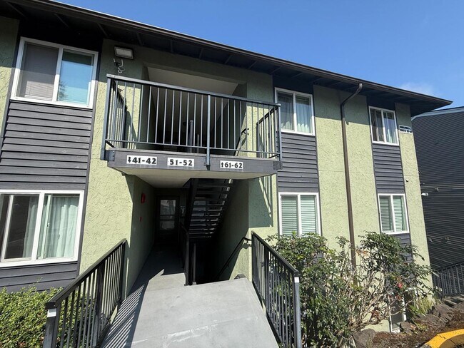 Building Photo - 2 Bedroom 2 Bathroom Sits Right on the Sho...