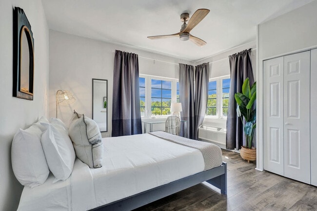 Foto del edificio - 8118 Harding Ave