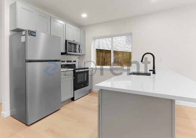 Building Photo - Unit B