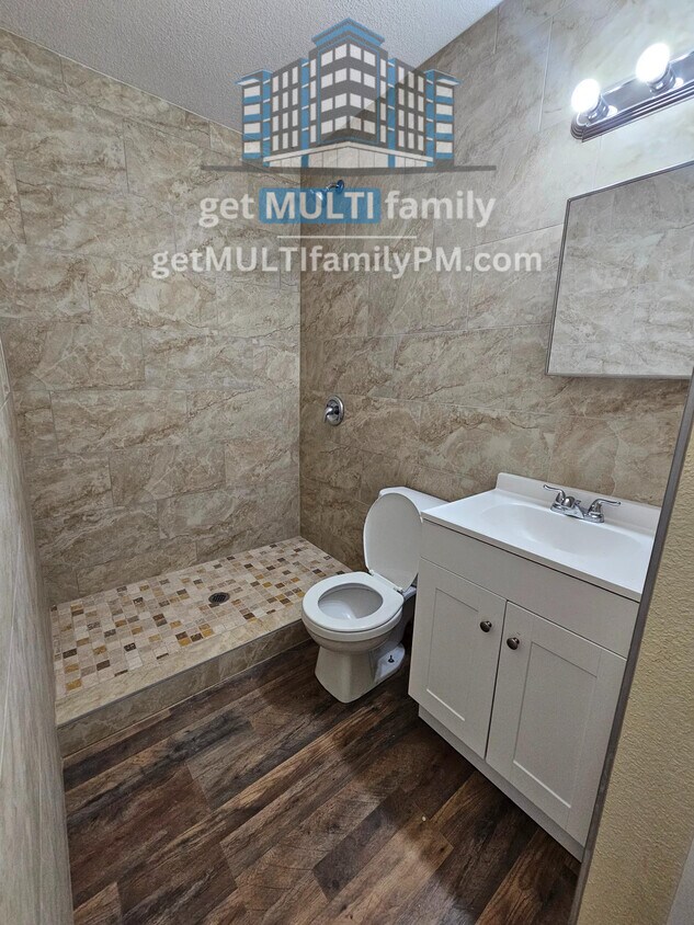 Foto del edificio - Protected Tranquility: Gated 2 Bedroom, 1 ...