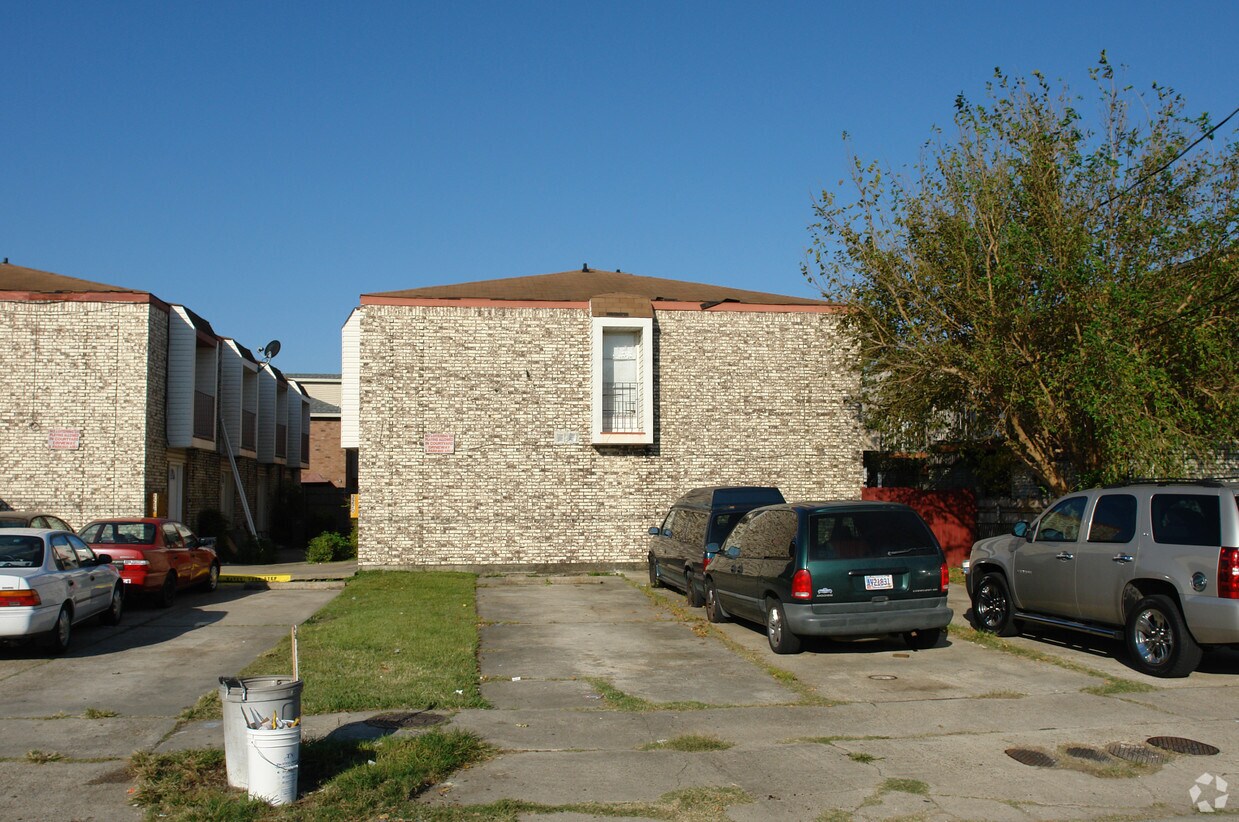 Primary Photo - 2220 Giuffrias Ave