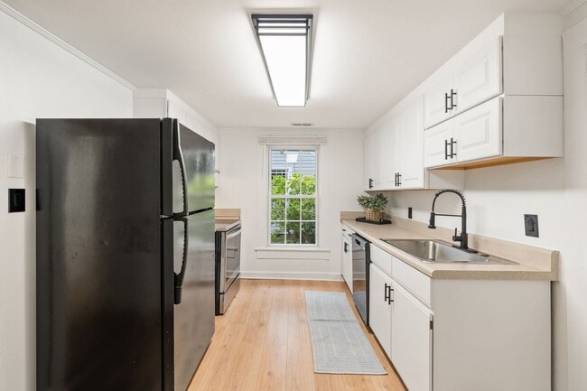 Building Photo - 3be/2ba Premium House Round the Corner fro...