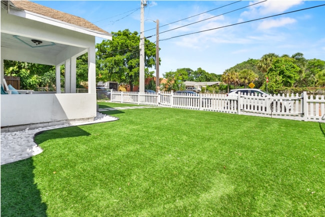 Foto del edificio - 3421 Pinewood Ave