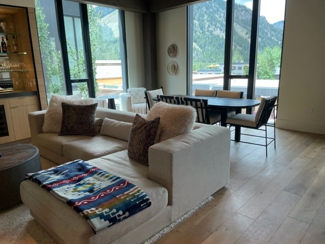 Living area / Dining and view - 100 4th St W