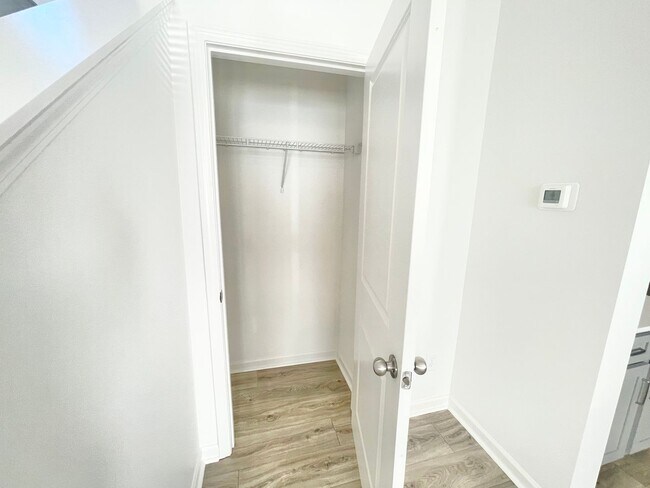 Foto del edificio - 3 Bedroom paired home with 2 car garage mi...