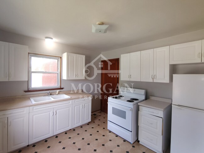 Building Photo - 321 W 29th St