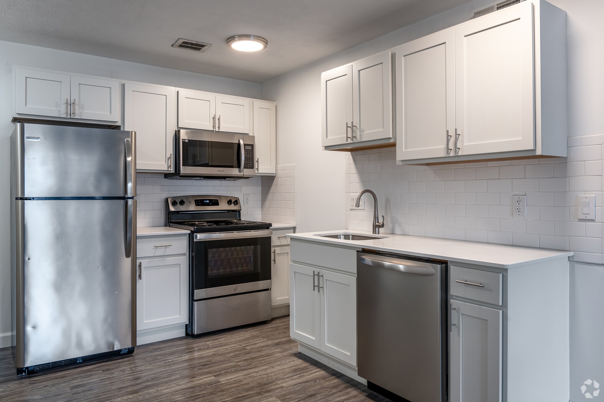 Skyview Manor – photo 1