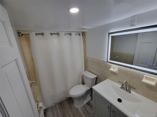 Foto del edificio - 96 Hallock Landing Rd