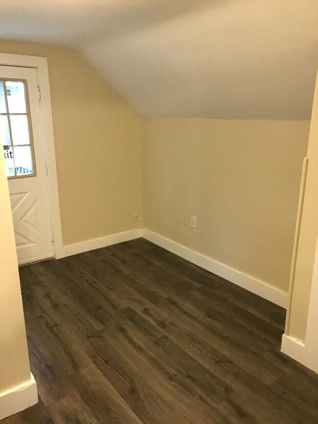 Adorable living area leading to the backyard. - 10 Valley St