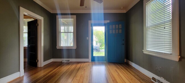 Building Photo - Charming 2 bedroom bungalow in Lakeside/Staples Mill area.