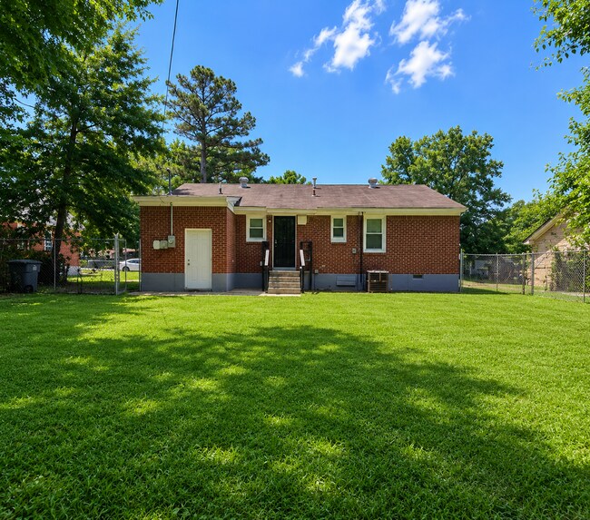 Foto del edificio - Charming 3BR Home | Large Driveway | Tons of Kitchen Storage