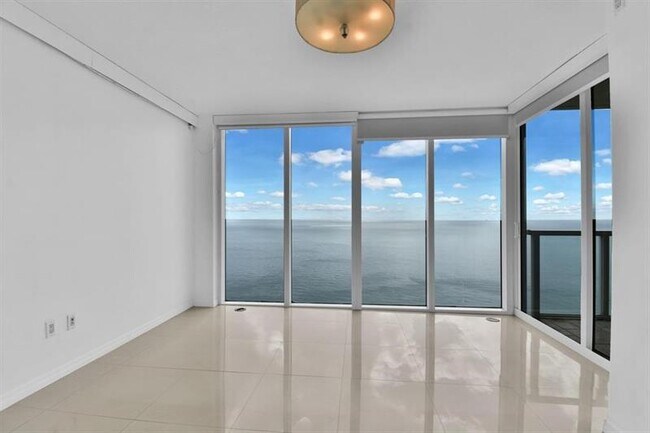 Foto del edificio - 16699 Collins Ave