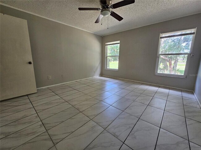 Foto del edificio - 6560 Whirlaway Cir
