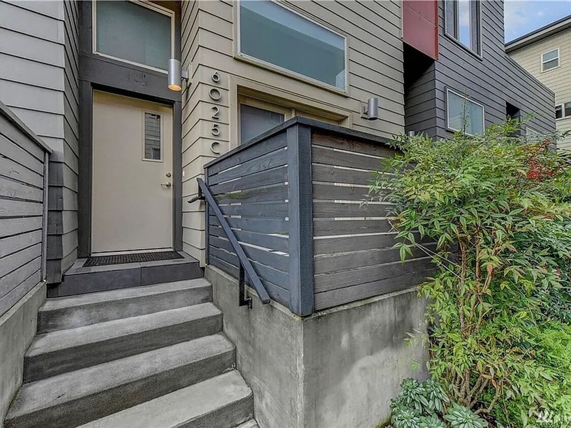 Photo - 6025 California Ave SW