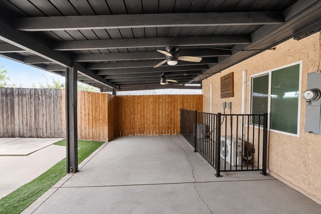 Building Photo - 8840 San Vicente Ave