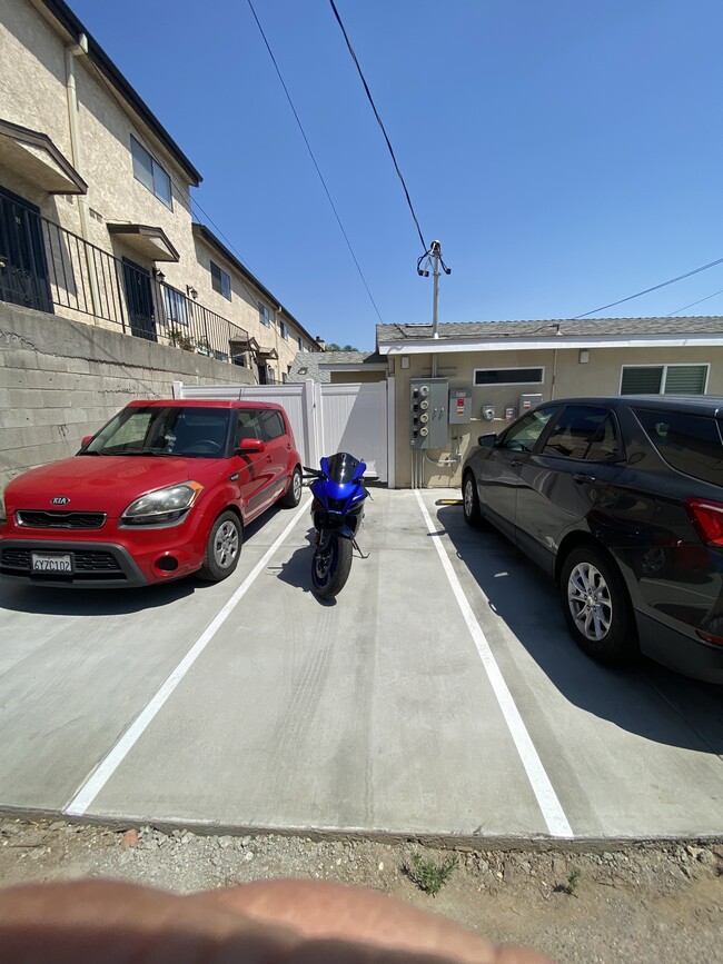 Building Photo - 549 E Tujunga Ave