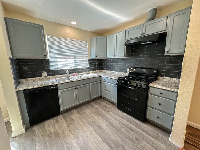 Foto del edificio - 2 Bedroom Home For Rent in North Hollywood!
