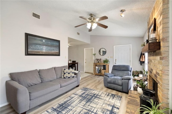 Building Photo - 2107 Courtney St