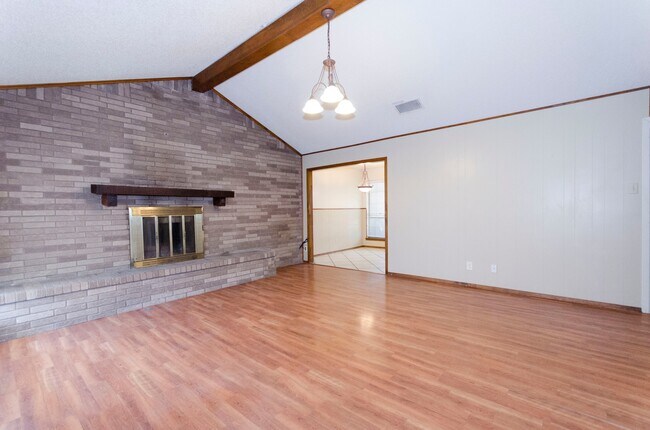 Building Photo - Large 3 bedroom 2 bath Duplex!