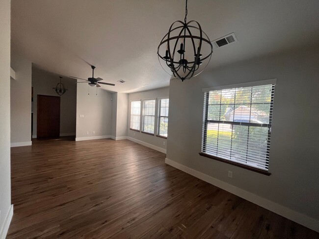 Building Photo - 540 N Peppertree St