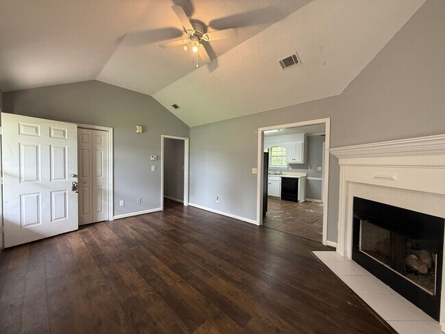 Building Photo - 3 bed, 2 bath home with back yard and one ...