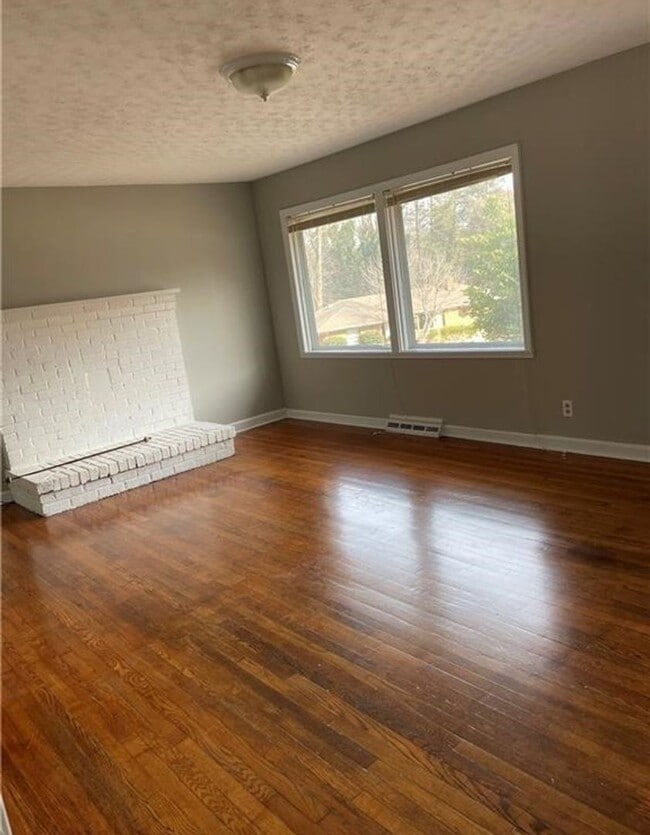 Building Photo - 2775 Woodvale Dr