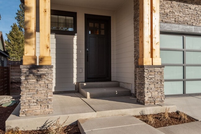Building Photo - 5 Bdrm 3 bath  Located in the Lodges at Ba...