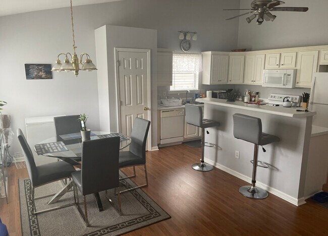 Kitchen/ kitchen nook - 321 Fairdale Trce