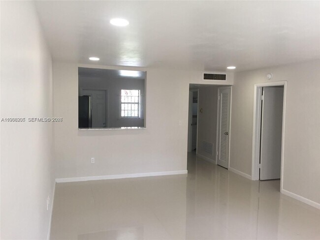 Building Photo - 1550 NE 191st St