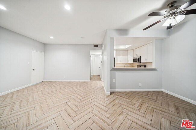 Foto del edificio - 5751 W Olympic Blvd