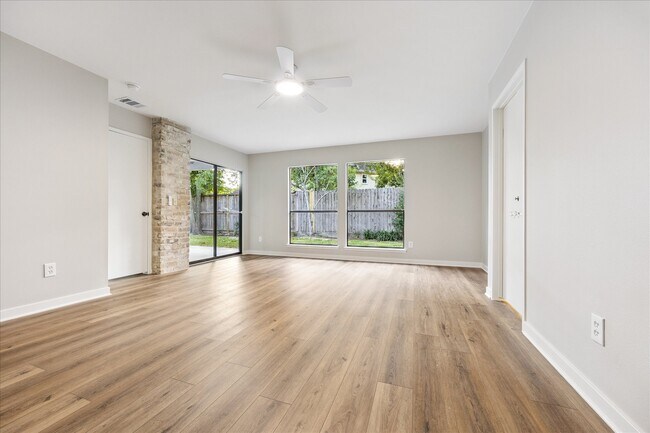 Foto del edificio - 1305 Spring Oaks Cir