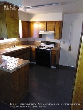 Foto del edificio - 812 E. Oak Ave
