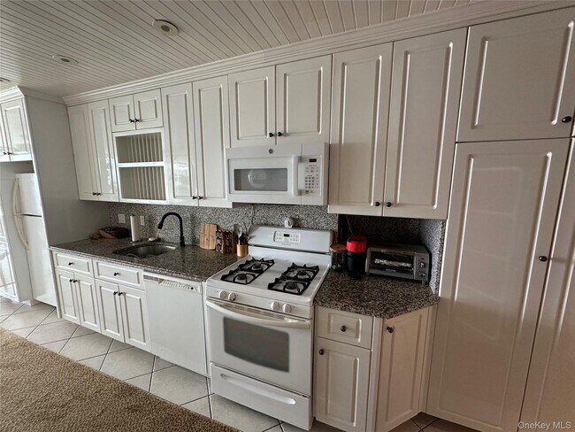 Foto del edificio - 830 Shore Rd