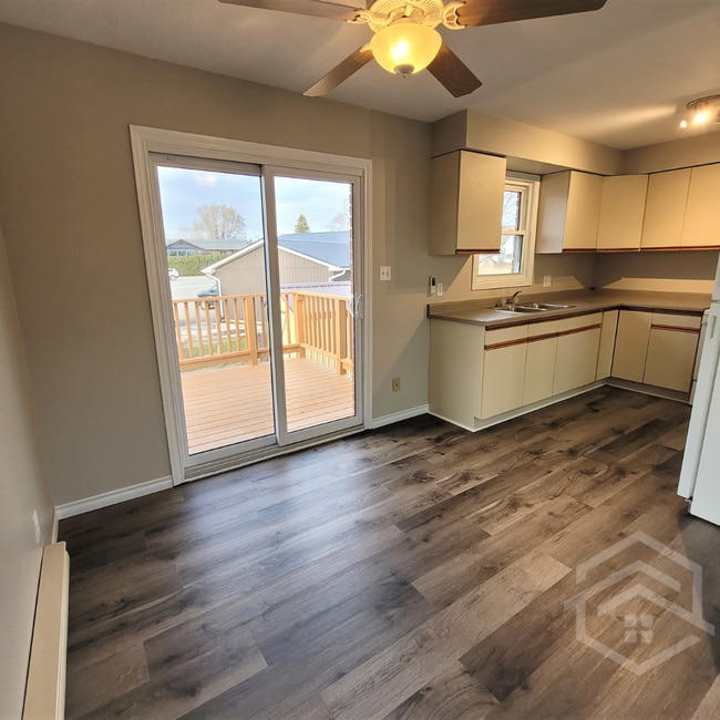 Building Photo - 2 Bedroom Apartment with Shed!!