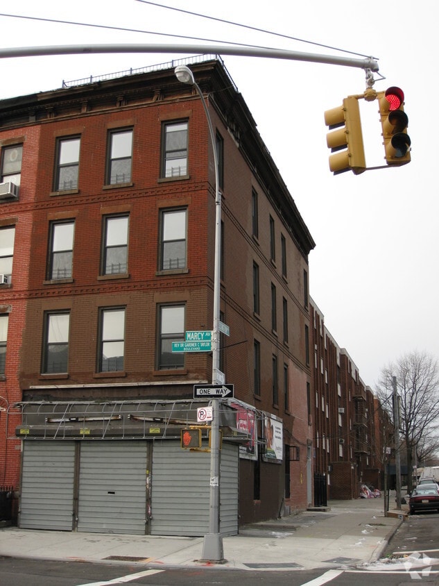 Fotografía del edificio - 756 Marcy Ave