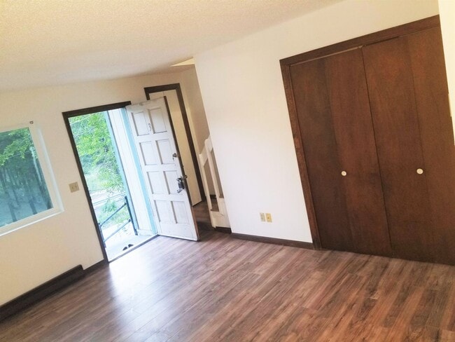 Building Photo - Updated 2 Bed, 1 Bath Townhouse next to NA...