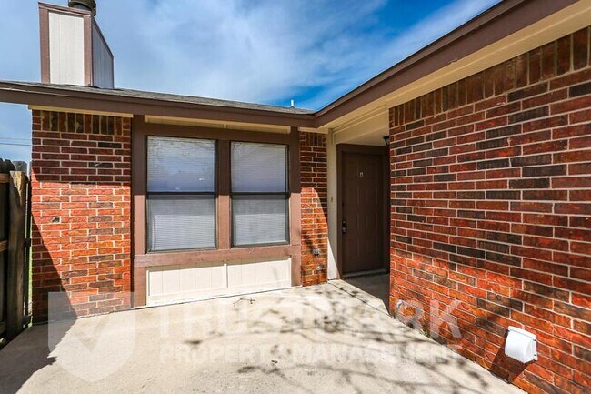 Building Photo - 2701 Bermuda Dr