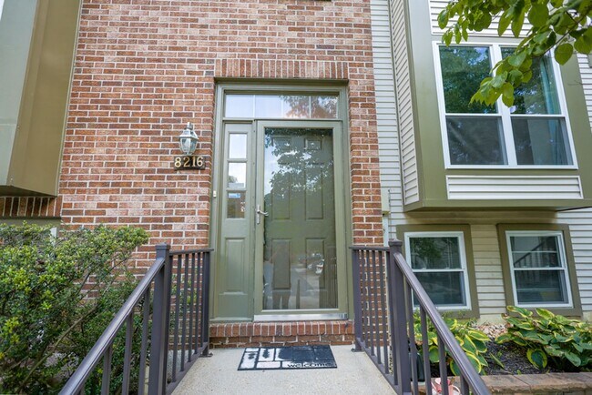 Foto del edificio - Spacious 2 Bedroom & Den EOG Townhome in E...