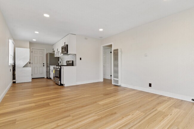 Foto del edificio - 2451 Byron St