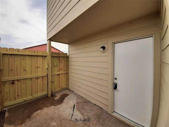 Building Photo - 12202 Ormandy St