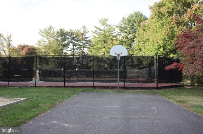 Foto del edificio - 9801 Burke Pond Ln