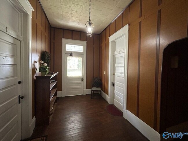 Building Photo - 615 Memorial Dr SW