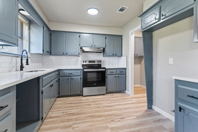 Building Photo - 1101 S Bouziden Dr