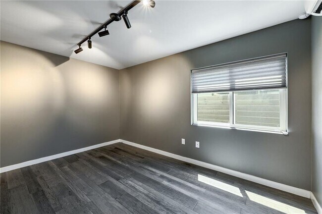 Foto del edificio - 5605 Sunshine Dr