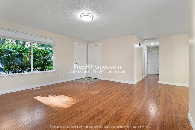 Building Photo - Cozy Three Bedroom Home in SW Portland!
