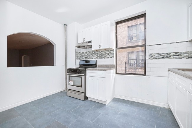 Building Photo - 645 W 160th St