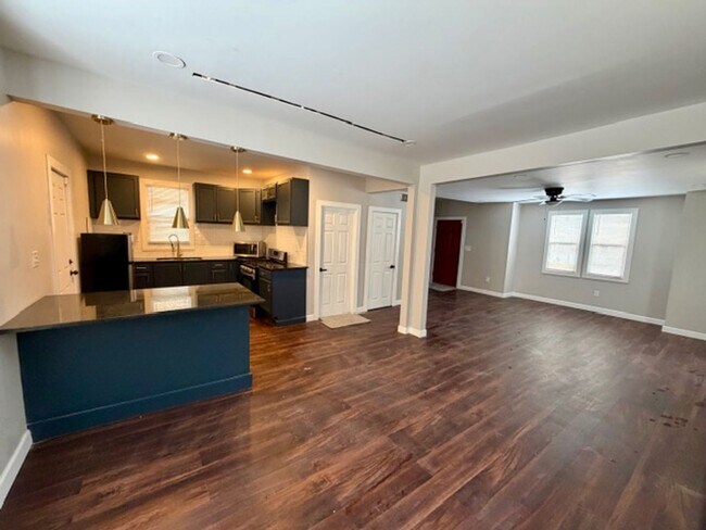 Foto del edificio - For Lease : 5 bedroom 1 1/2 bathroom fully renovated home in nice area. Call KPM 313-429-3244