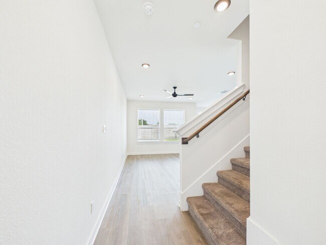 Building Photo - Great Townhouse with private yard